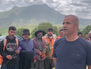 با یک شاخه گل و اهداء هدیه ای ، از زحمات کارگران خدوم خدمات شهری در پاکسازی آرامستان سلیمان بگ بانه تجلیل شد. با یک شاخه گل و اهداء هدیه ای ، از زحمات کارگران خدوم خدمات شهری در پاکسازی آرامستان سلیمان بگ بانه تجلیل شد.